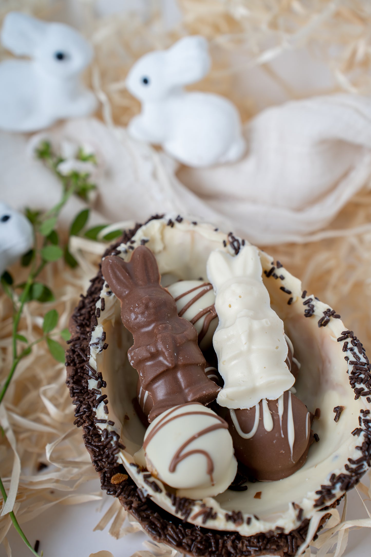 Medio huevo cookies&cream relleno de manjar + 5 bombones + 2 conejos