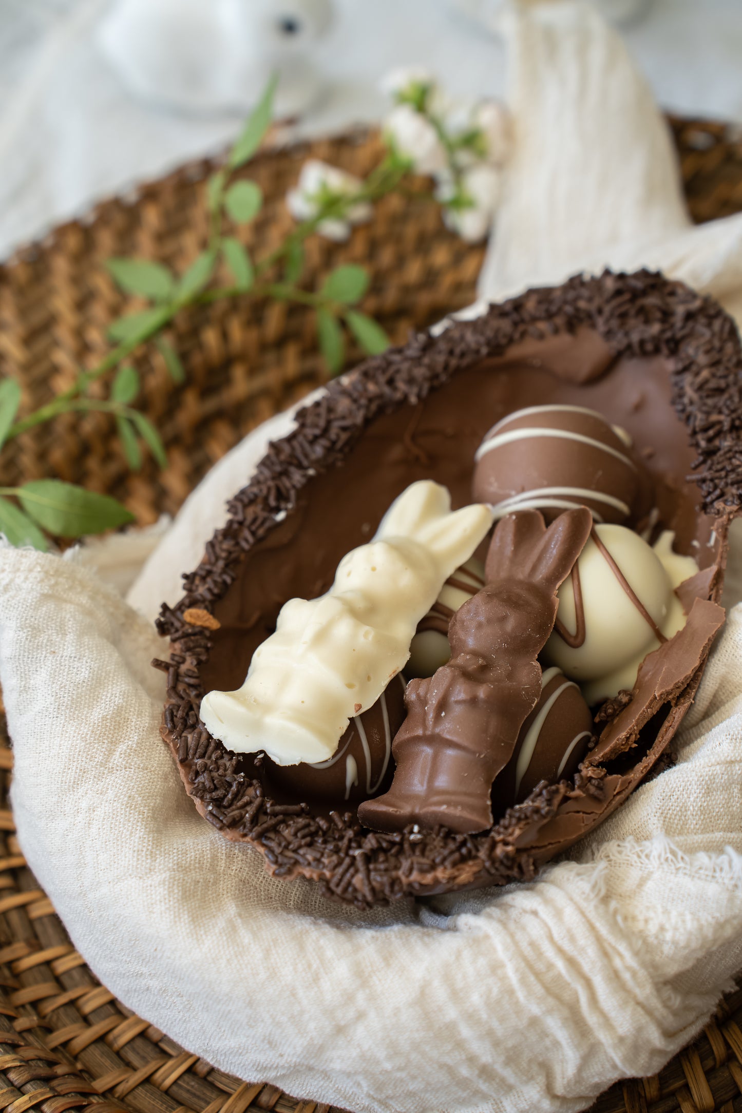 Medio huevo relleno de nutella + bombones + 2 conejos