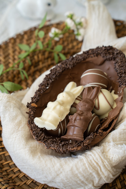 Medio huevo relleno de nutella + bombones + 2 conejos