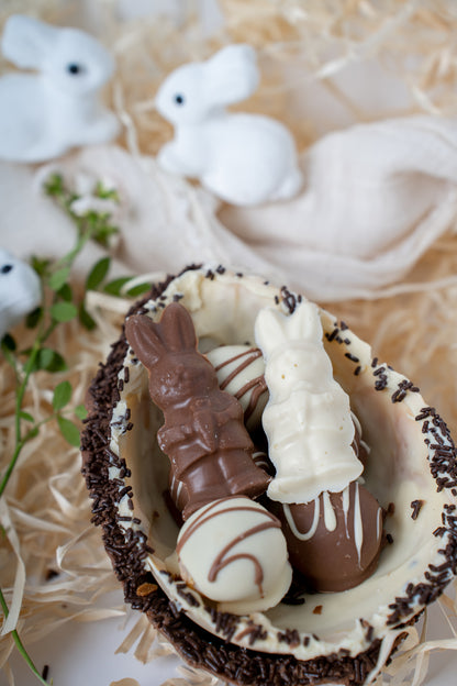 Medio huevo cookies&cream relleno de manjar + 5 bombones + 2 conejos