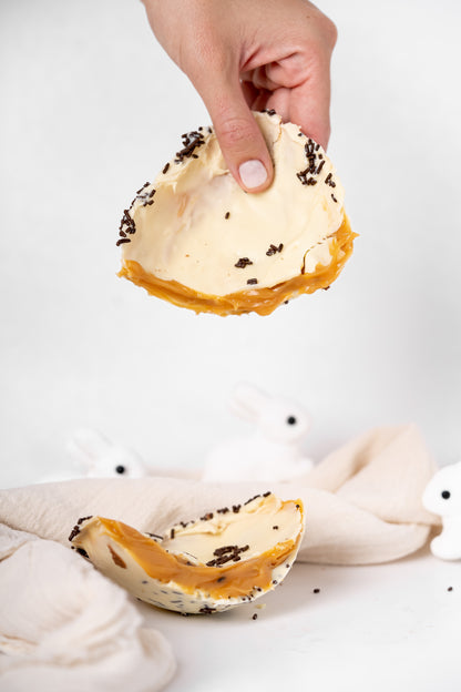 Medio huevo cookies&cream relleno de manjar + 5 bombones + 2 conejos