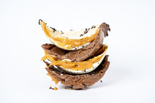 Medio huevo cookies&cream relleno de manjar + 5 bombones + 2 conejos