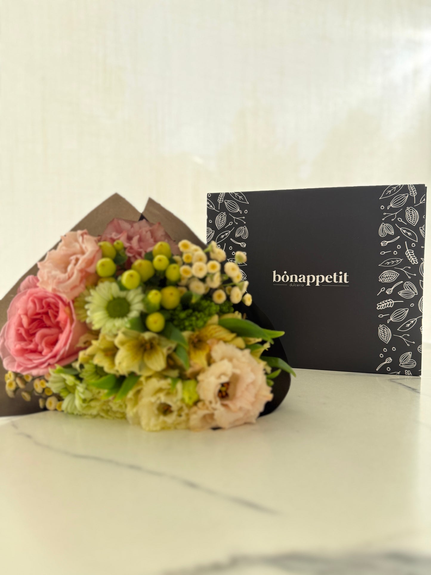 Caja 20 bombones + Ramo de Flores