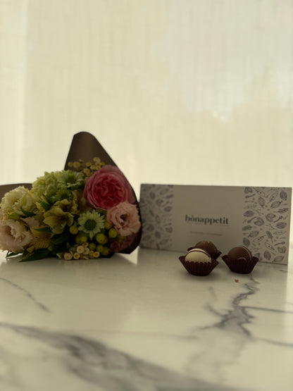 Caja 10 bombones + Ramo de flores