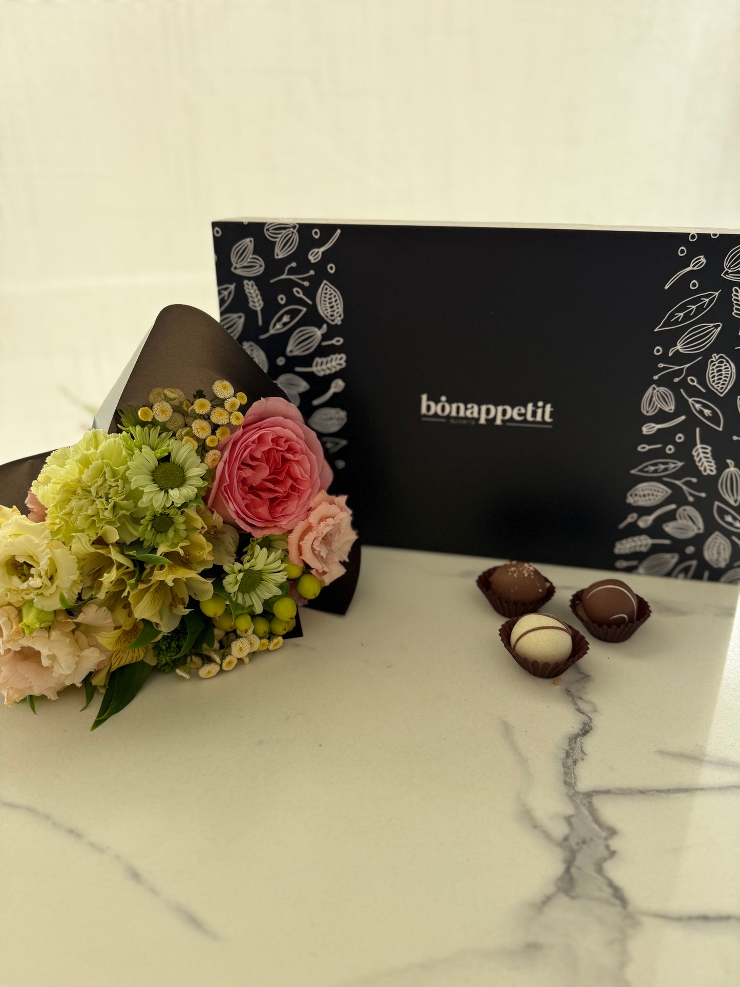 Caja 40 bombones + Ramo de Flores