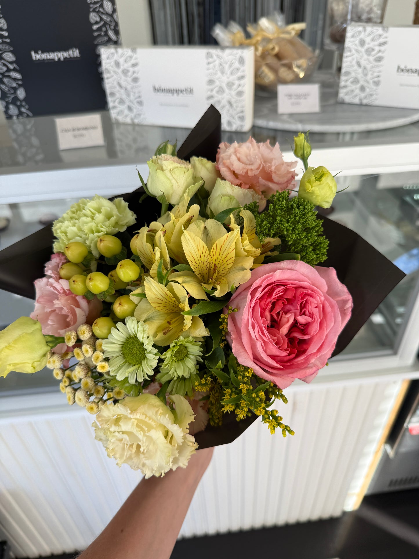 Caja 10 bombones + Ramo de flores